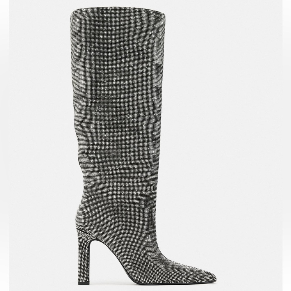 Heeled knee high boots. Rhinestone details. Medium thick heel. Pointed toe.